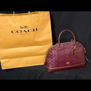 Burgundy coach purse 👛 with gold accessories